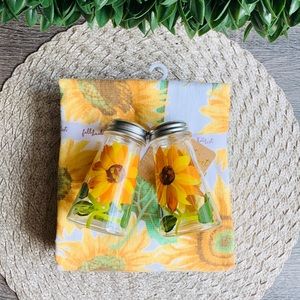 Daisy Towels and Salt + Pepper Set